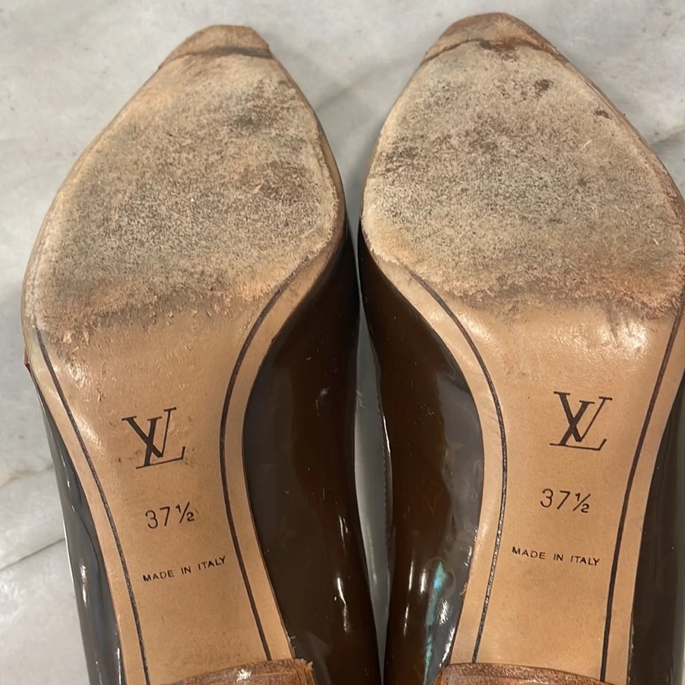Louis Vuitton brown patent pumps with stacked wood heel and Mary jane strap. - Picture 6 of 7